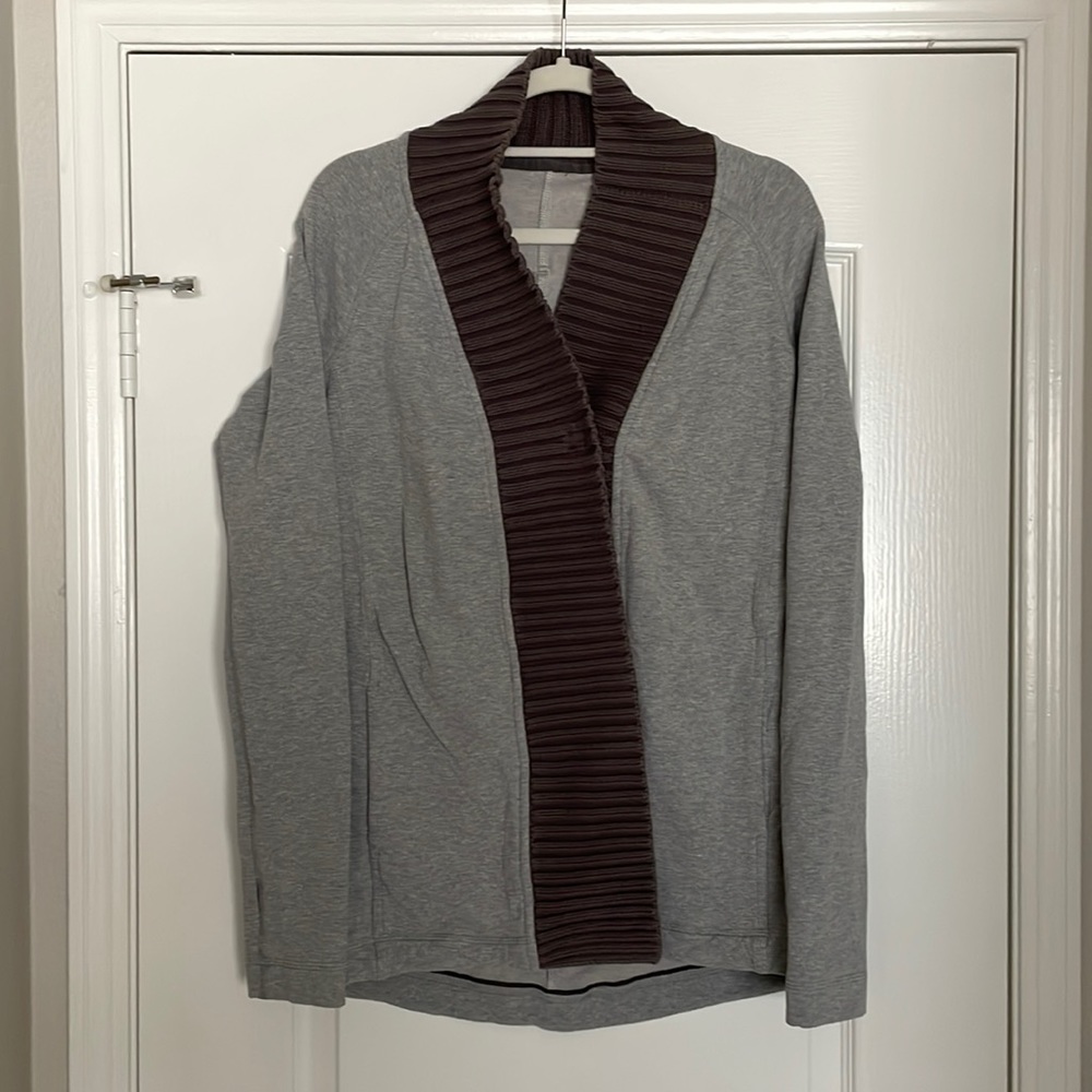 Women’s Lululemon Grey Wrap Jacket with Button. Size 6